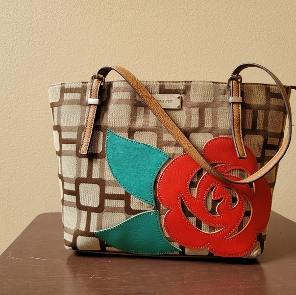 NINE WEST - Picture 8 of 10